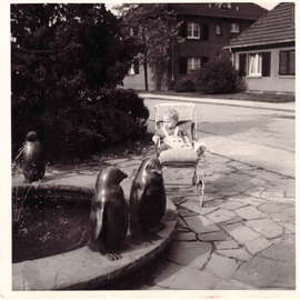 Herr ksmichel am Pinguinbrunnen, 1966, noch an der Ecke Paul-Spindler-Straße, Hochdahler Straße. 