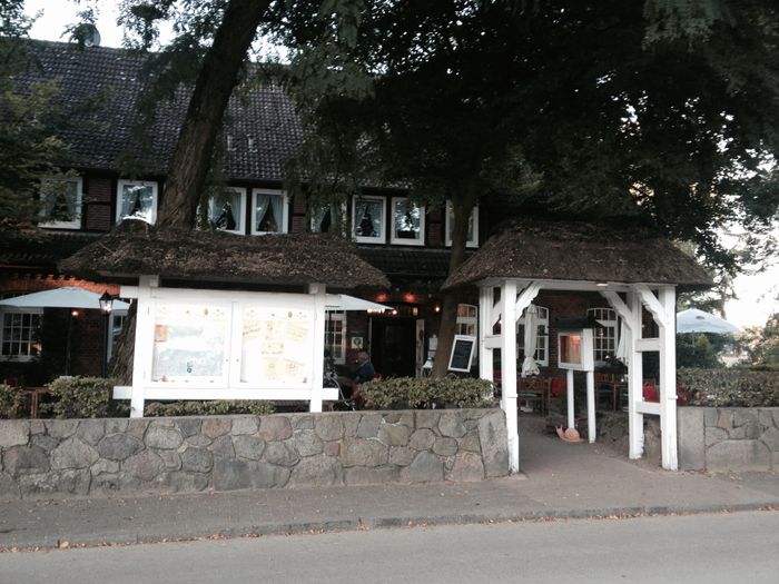 Der Heidehof Döhle von draußen. Hinter der Mauer ist der Biergarten.