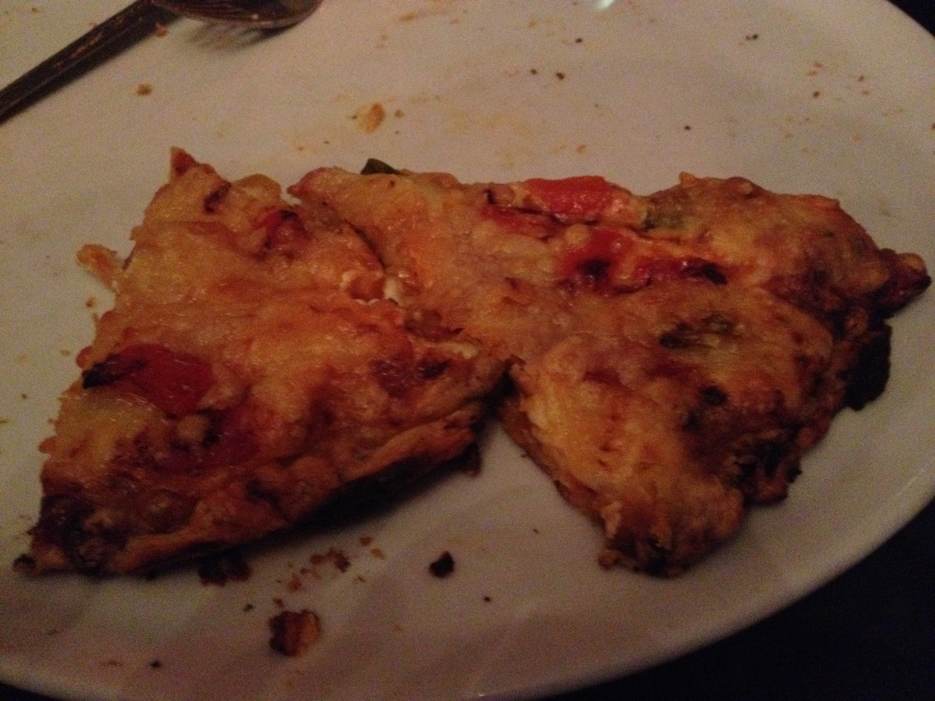 Ein Imitat einer Pizza-Diavola. Der Rand verbrannt. Der Boden gummiartig, Der Käse auf der Pizza fest verbacken. Ohne jeglichen scharfen Inhaltsstoffe.