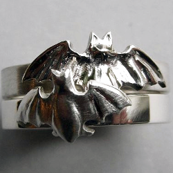 Ein ungewöhnlicher Kundenwunsch.
Diese zwei Ringe können zusammen oder auch einzeln getragen werden.
Gefertigt aus 925/- Silber sind diese Fledermausringe ein echter Hingucker.