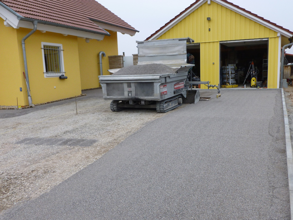 Splitt-Einbau - hier, als Splittbett für Pflasterarbeiten für eine Hofeinfahrt. Weitere Infos unter http://www.heide-flaechenfertiger.de/