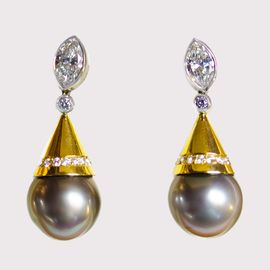 Ohrringe in 750 Gelbgold/Weissgold mit Perlen, Brillanten, Navette Diamanten.