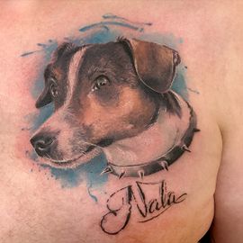 realistisches Hunde Portrait Tattoo in Farbe aus dem Rattattoo Tattoostudio in Freiburg