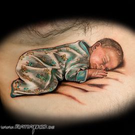realistisches farbiges Baby Tattoo aus dem Rattattoo Tattoostudio in Freiburg