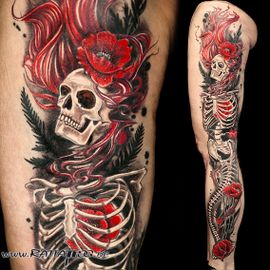 Meerjungfrau black and red Unterwasser Skelett Tattoo mit Mohnblumen aus dem Rattattoo Tattoostudio in Freiburg