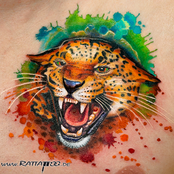 Leopard im Aquarell-Stil auf der Brust. Farbige Tierdarstellung aus dem Rattattoo Tattoostudio in Freiburg.