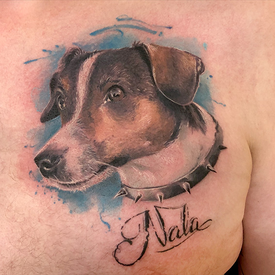realistisches Hunde Portrait Tattoo in Farbe aus dem Rattattoo Tattoostudio in Freiburg
