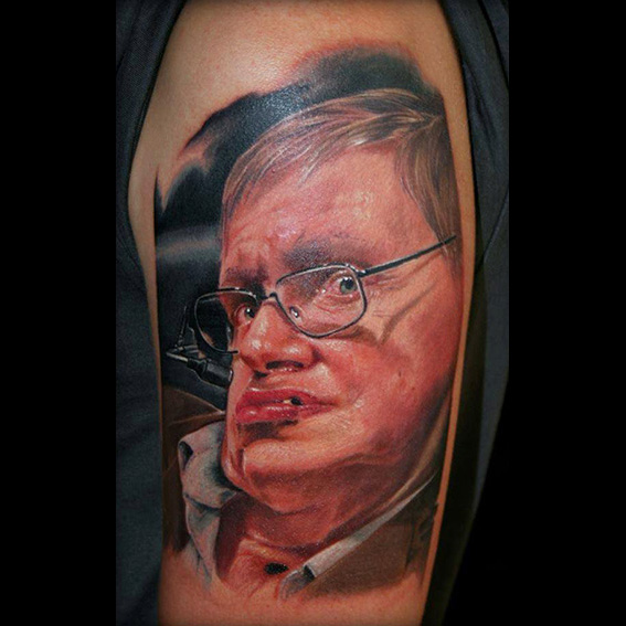 realistisches farbiges Portrait Tattoo Stephen Hawking Rattattoo Tattoostudio Freiburg