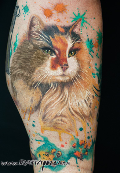 Katze und Aquarell. Realistische Farbtattoo auf dem Bein aus dem Rattattoo Tattoostudio in Freiburg.