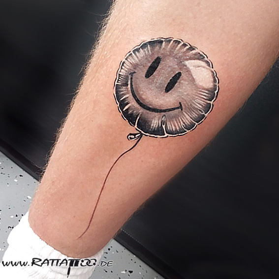 #ballon #ballontattoo #blackandgrey #blackandgreytattoo #schwarzwald #idee #fineline #beste #studio #tattoodesign #tätowierer #tätowierung #tattooartist #realistic #tattoo #spezialist #feine #tattoos #realistictattoo #portraittattoo #termin #preise #rattattoo #Rattattoo #rattattoofreiburg #tattoostudio #freiburg #tattoostudiofreiburg #tattoofreiburg #freiburgtattoo   www.rattattoo.ink