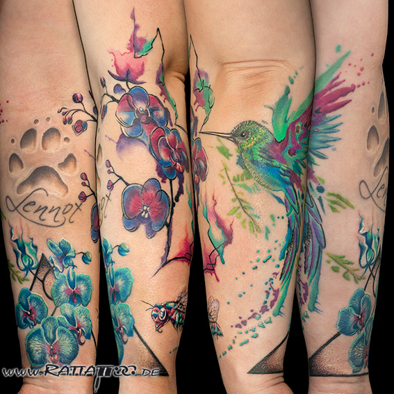 Kolibri mit Blumen. Tattoo auf dem Unterarm aus dem Rattattoo Tattoostudio in Freiburg.