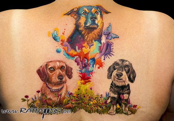 Hundeportraits. Realistische Farbtattoo mit Aquarell auf dem Rücken aus dem Rattattoo Tattoostudio in Freiburg.