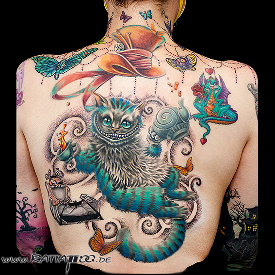 #aliceimwunderland #grinsekatze #cheshirecat #alicetattoo #grinsekatzetattoo #idee #fineline #beste #studio #backppiece #tätowierer #tätowierung #tattooartist #realistic #tattoo #spezialist #feine #tattoos #realistictattoo #portraittattoo #termin #preise #rattattoo #Rattattoo #rattattoofreiburg #tattoostudio #freiburg #tattoostudiofreiburg #tattoofreiburg #freiburgtattoo   www.rattattoo.ink