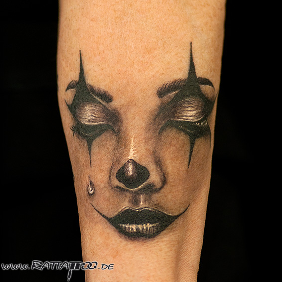 trauriger clown gesicht sad clowntattoo blackandgrey tattoo tattoostudio freiburg
