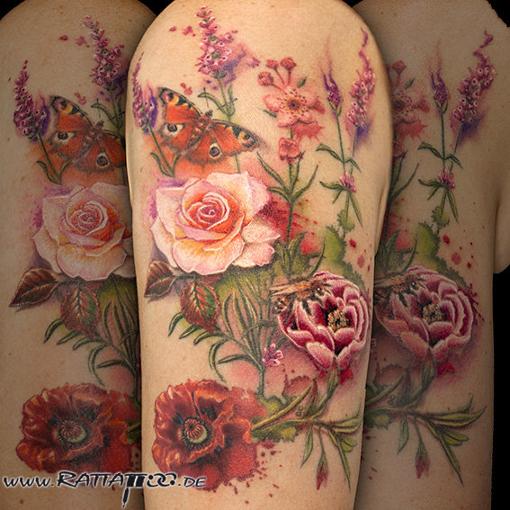 Blüten und Schmetterling. Realistische Farbtattoo auf dem Arm mit Aquarell aus dem Rattattoo Tattoostudio in Freiburg.