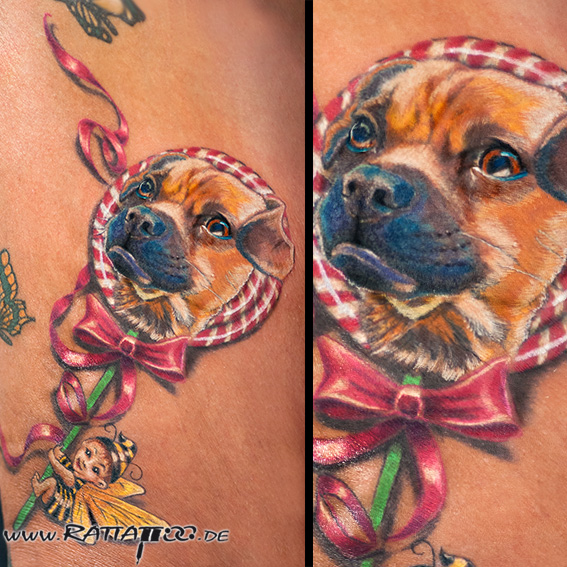 Sweet Bonnie! Hunde-Portrait mit Lollie auf dem Bein. Realistische Farb-Tattoo aus dem Rattattoo Tattoostudio in Freiburg.