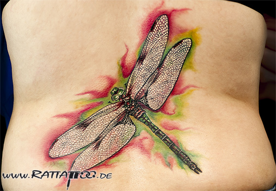 Libelle. Farbtattoo mit Aquarell Effekten auf dem Rücken aus dem Rattattoo Tattoostudio in Freiburg.