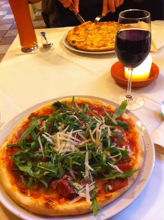 Pizza mit Parma Schinken und Parmesan sowie  Rucola.  ! w