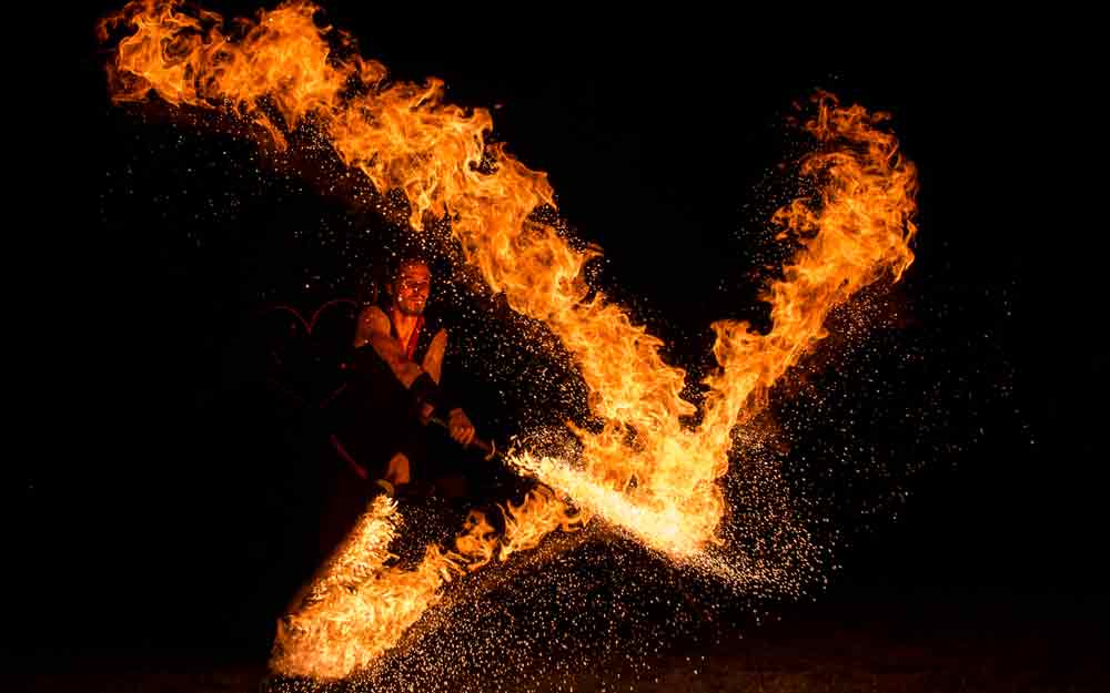 Der Phoenix brennt bei dieser Feuershow