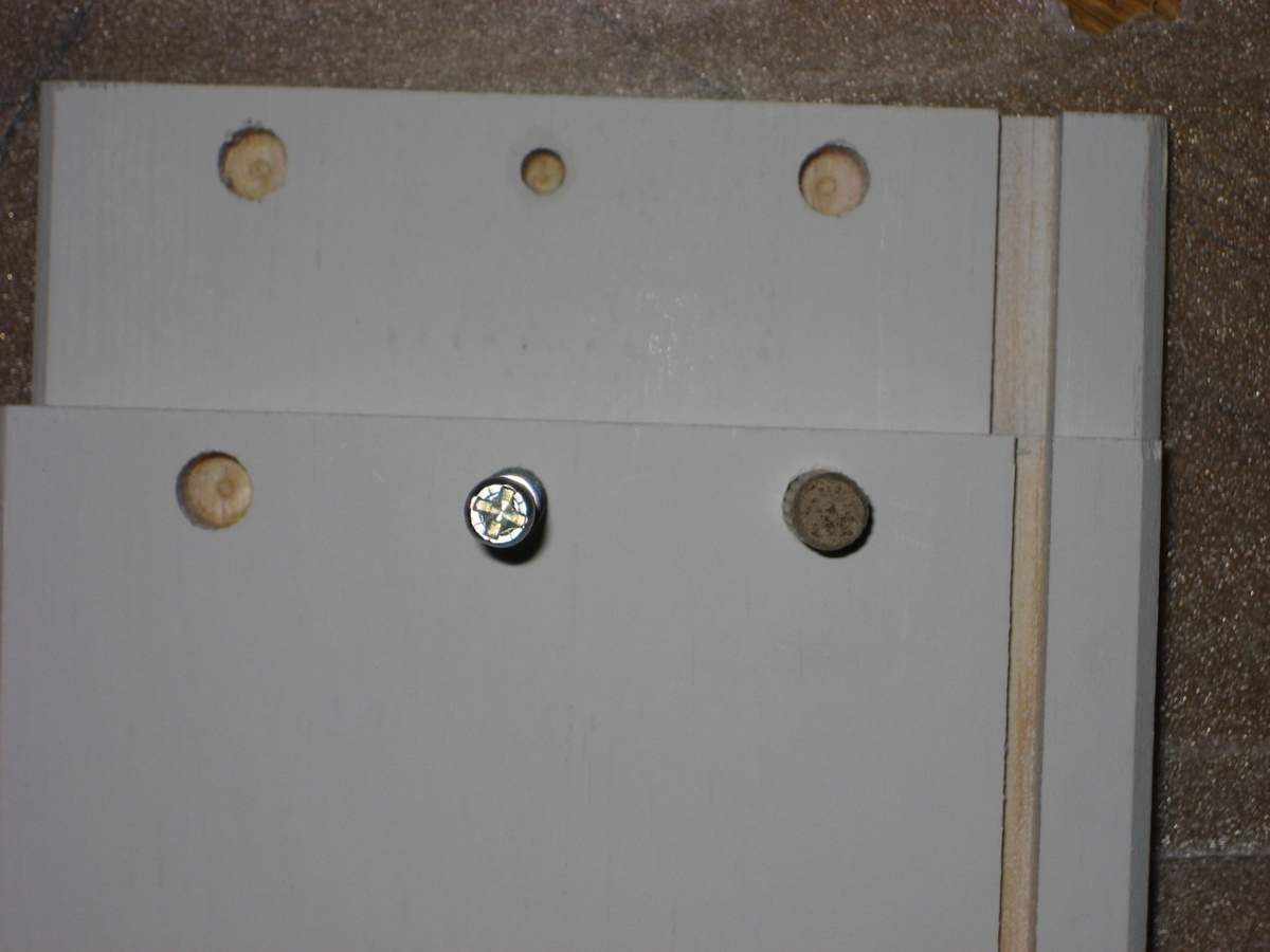 Ein falsch gefrästes Brett (oben), darunter eines, das richtig gefräst ist und jeweils den Schubladenboden fixieren sollte.