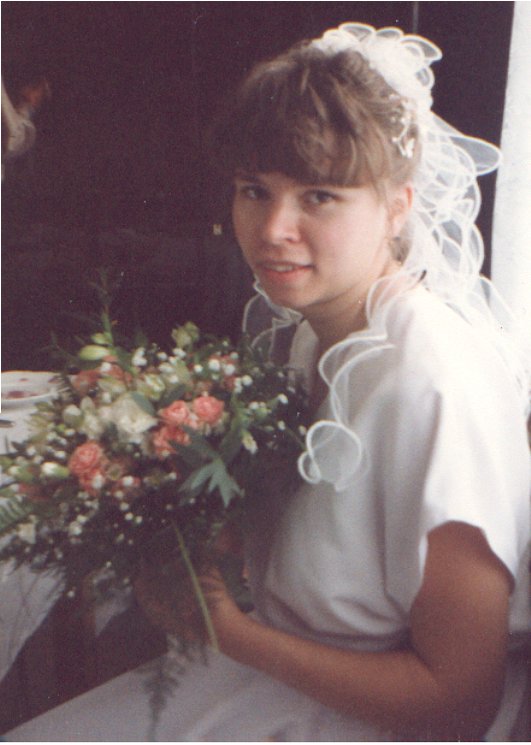 Hätte ich nur vor 25 Jahren schon so viel gewußt und verdient, wie heute!!! Dann hätte ich mir meine Brautfrisur nicht von meinem Mann, sondern vom Friseur meines Vertrauens machen lassen!!! Aber wir waren jung und dumm und ooch scheeen!! Gitt schuuu!!!