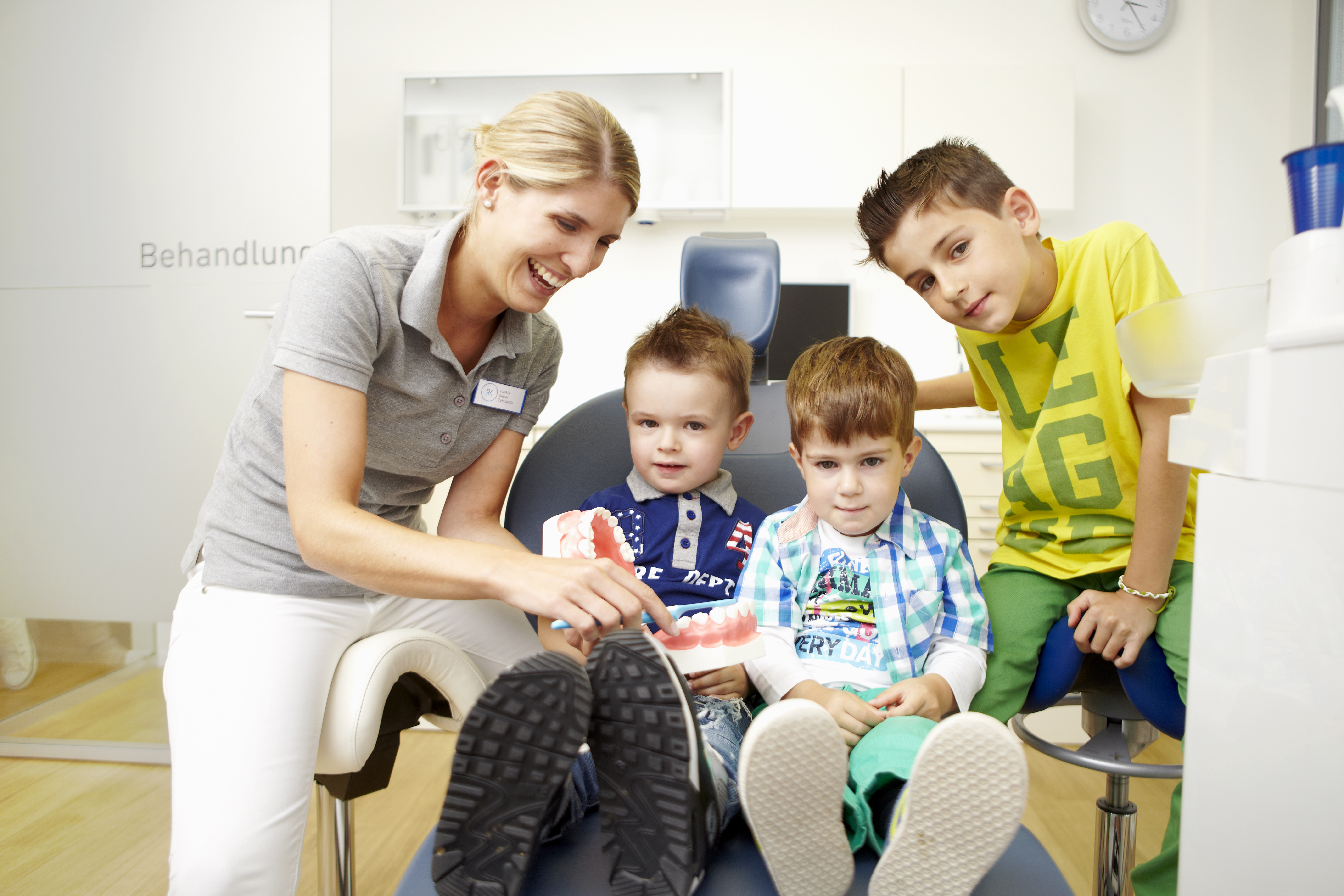 Zahnbehandlung mit Kindern, Kinderprophylaxe, Zahnarztpraxis Zahnärztehaus ROT, Stuttgart