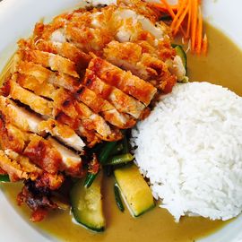 Grünes Thai-Curry mit knusprigem Huhn - green curry mit crispy chicken