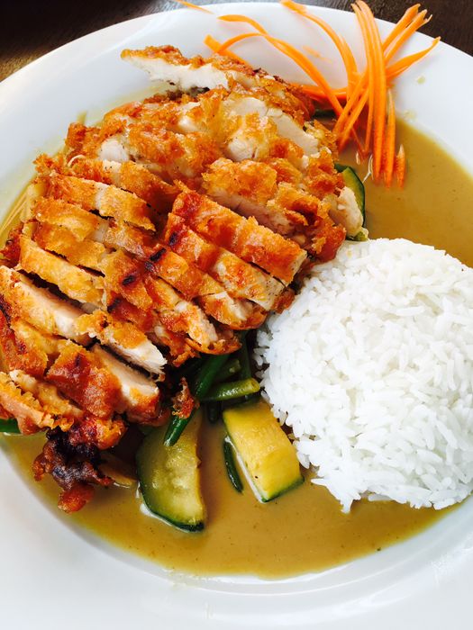 Grünes Thai-Curry mit knusprigem Huhn - green curry mit crispy chicken