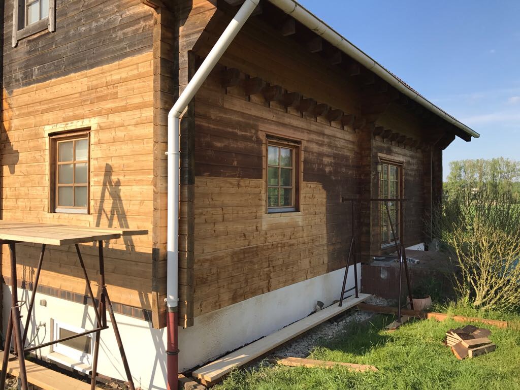 Fassadenreinigung / Holzfassade mit Trockeneisstrahlen gereinigt