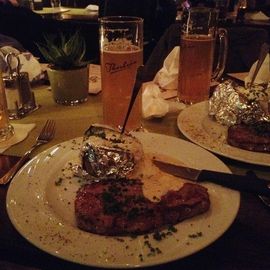 Thorbräukeller
Hirschgartensteak (220 g) mit Ofenkartoffel und feiner Kräutersoße