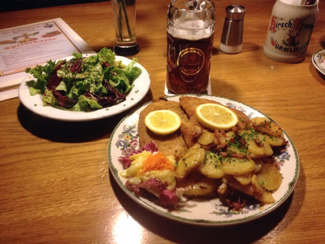 Leckere Schnitzel mit feinem Salat.
"Seebuckschnitzel" mit Bratkartoffeln anstelle von Kartoffelsalat und dunkle Bratensoße