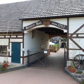 Eingang zum Innenhof und Restaurant