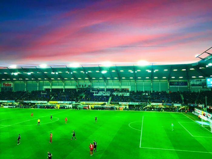Sonnenuntergang über der Arena beim Spiel Paderborn - Leverkusen