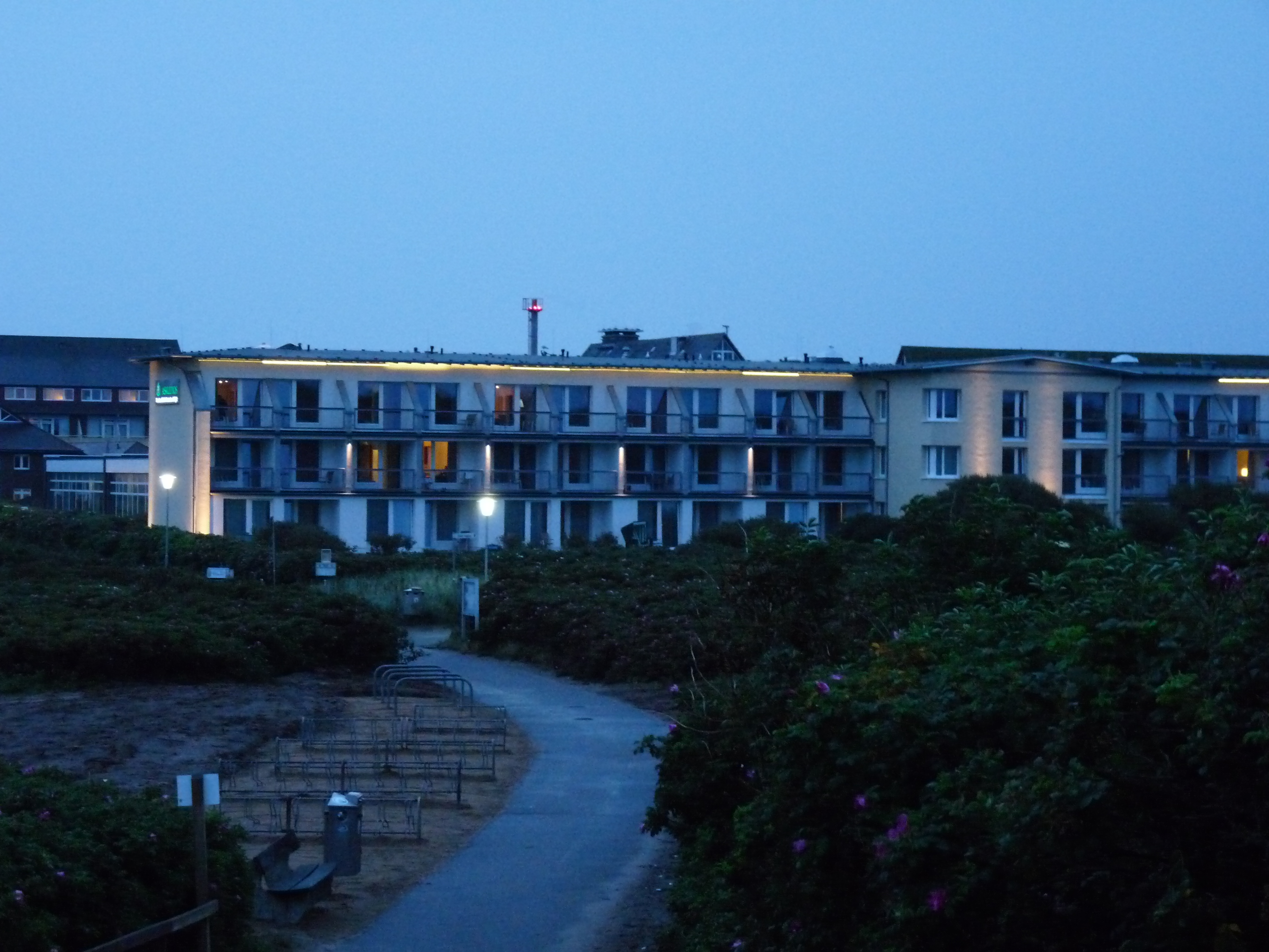 Nordseeklinik, Blick vom Strand kommend