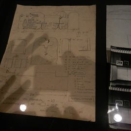 a portable war memorial: Knips-Schatten über der Entwurfs-Skizze
