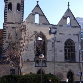 Hauptfassade mit Glockenturm