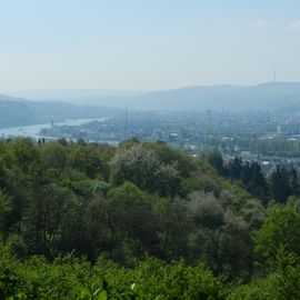 Hmmm.... der Rhein oder?  Dann müsste das da hinten Koblenz sein, oder?