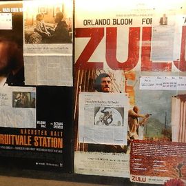 Filmplakate mit weiterführenden Zeitungsauschnitten