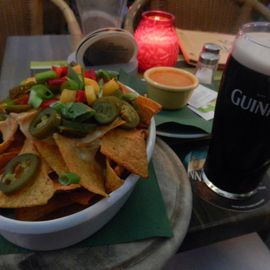 großzügige Nacho Portion an Hot Cheddar Dip und Guinness