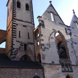 Hauptfassade mit Glockenturm