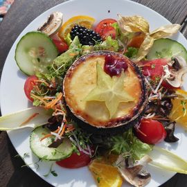 Vorspeisen-Happenkunst, Madame: Pumpernickel mit überbackenem Camembert 