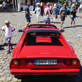 fast ein zierliches Kinderauto