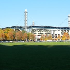 Blickrichtung FC - Stadion: viel Licht und Schatten