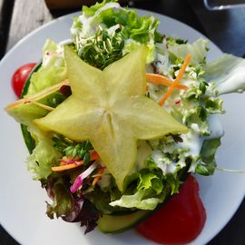 dazu jeweils eine Salatkunst