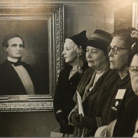 Fotografische Sammlung: Henri Cartier Bresson. J. Davis, pres of the C.S.A. mit einigen 'Töchtern der Konföderation'