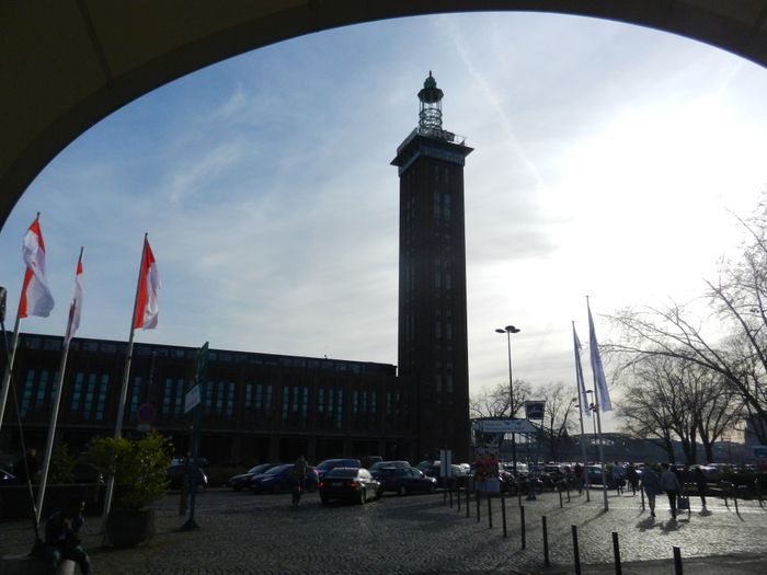 der Messeturm vom Tanzbrunnen aus gesehen