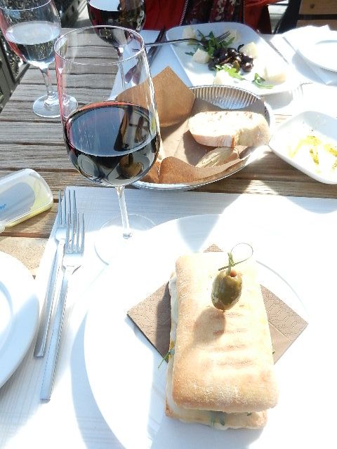 les entrées: Oliven und Provolone bzw, Ciabatta Aubergine. Mittig: Rotwein irgendwas mit Ventoux - alles sehr lecker 