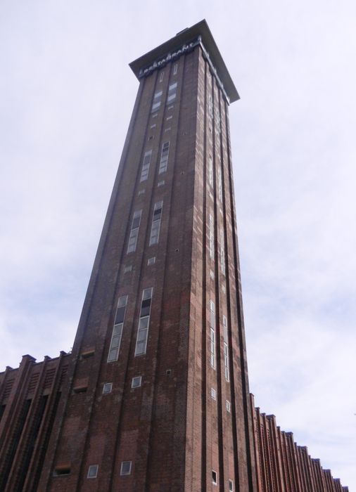 85 Höhenmeter, Baujahr 1927-1928, blicken auf uns herab