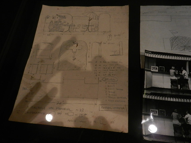 a portable war memorial: Knips-Schatten über der Entwurfs-Skizze