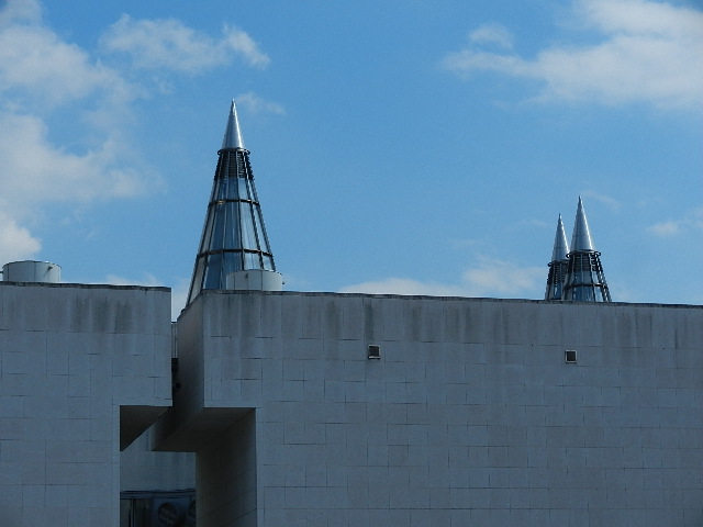 Kegelfortsätze auf der Großen Halle der Bundeskunst